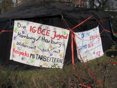 Ein Solidaritäts-Transparent der jungen BAU Hamburg Ein Solidaritäts-Transparent der jungen BAU Hamburg