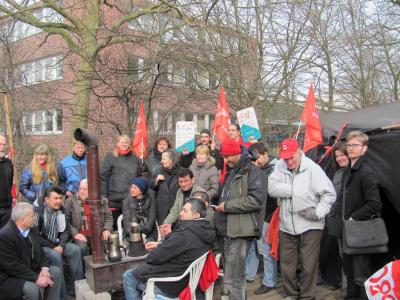 Neupack-Streikende, im Hintegrund IG BAU-Fahnen. Neupack-Streikende, im Hintegrund IG BAU-Fahnen.