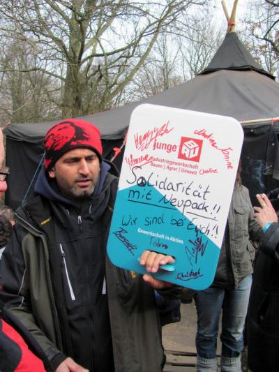 Ein Streikposten mit IG BAU-Schild (Foto: Schlanske) Ein Streikposten mit IG BAU-Schild (Foto: Schlanske)