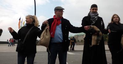 Menschenkette in Aktion (v.l.): Rita Umweni-Häckel (Bezirksvorstand), Matthias Maurer (Bezirksvorsitzener) und Sebastian Lehmann (junge IG BAU Hamburg) Menschenkette in Aktion (v.l.): Rita Umweni-Häckel (Bezirksvorstand), Matthias Maurer (Bezirksvorsitzener) und Sebastian Lehmann (junge IG BAU Hamburg)