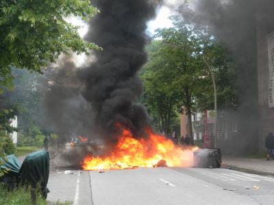 Brennende Barrikade auf dem Eilbeker Weg