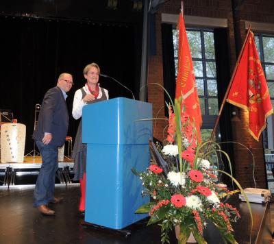 Bärbel Feltrini am Rednerpult, hinter ihr Matthias Maurer