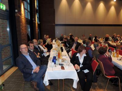 Das Publikum lauscht Bärbel Feltrini, vorne links Matthias Maurer, Regionalleiter André Grundmann und Christoph Burmester, ehemaliges Bundesvorstandsmitglied