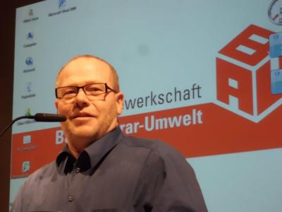 Matthias Maurer vor einem BAU-Logo