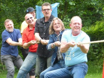 Sechs Kollegen beim Tauziehen Sechs Kollegen beim Tauziehen