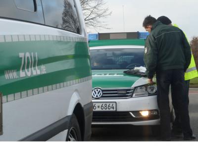 Zollfahrzeuge, Zöllner bei einer Besprechung