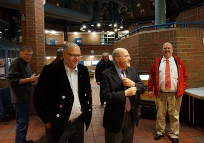 Gregor Gysi bei seiner Ankunft, links neben ihm Hamburgs IG BAU-Vorsitzender Matthias Maurer