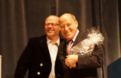 Gregor Gysi mit Geschenk, im Hintergrund Matthias Maurer