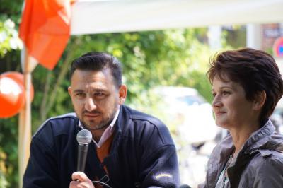 Zwei Personen: Sezai Elmali und Bedra Duric mit Mikro