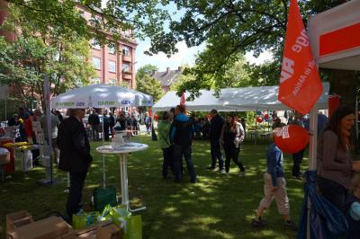 Bevölkerter Rasen, Stehtische, Festzelte, im Hintergrund das 1911 erbaute Bundeshaus der IG BAU