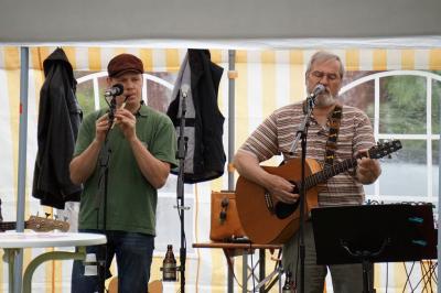 Zwei Musiker mit Flöte, Gitarre und Mikro