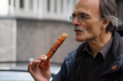 Klaus Bernard mit großer Bratwurst &quot;im Anschlag&quot;