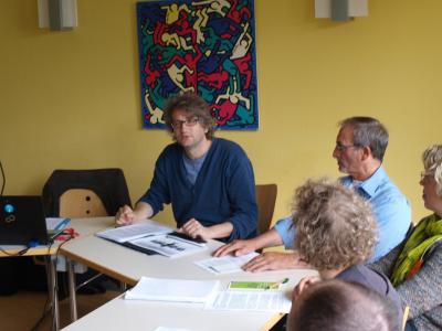 Jörg Heinel, Fachreferent des Bundesvorstands, in der Diskussion mit TeilnehmerInnen des Treffens (Foto: Johne).