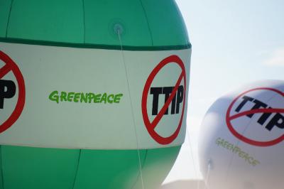 Grüne und weiße Riesen-Ballons mit &quot;Greenpeace&quot;-Schriftzug und durchgestrichenem &quot;TTIP&quot;-Logo.