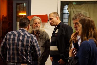 Diskutierende Veranstaltungsbesucher.