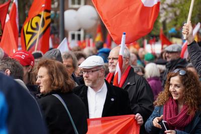Matthias Maurer, Vorsitzender der IG BAU Hamburg, an der Demo-Spitze (Foto: IG BAU). Matthias Maurer, Vorsitzender der IG BAU Hamburg, an der Demo-Spitze (Foto: IG BAU).