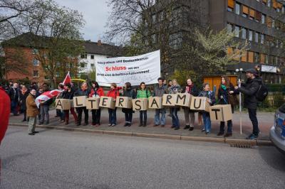 Am Rande protestierten Mitglieder der GEW gegen die laufenden Rentenkürzungen (Foto: IG BAU). Am Rande protestierten Mitglieder der GEW gegen die laufenden Rentenkürzungen (Foto: IG BAU).
