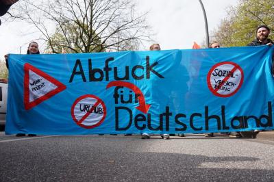 ... und reihte sich hinter das Transparent der jungenBAU Hamburg, das sich gegen das "Programm" der rechtspopulistischen AfD richtete (Foto: IG BAU). ... und reihte sich hinter das Transparent der jungenBAU Hamburg, das sich gegen das "Programm" der rechtspopulistischen AfD richtete (Foto: IG BAU).
