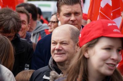 Olaf Scholz auf dem Mai-Demonstration (Foto: IG BAU). Olaf Scholz auf dem Mai-Demonstration (Foto: IG BAU).