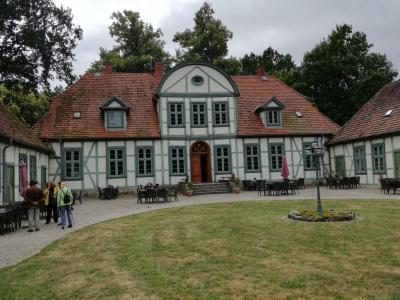 Jagdschloss Friedrichsmoor, gepflegter Hof mit Sitzgelegenheiten, eingerahmt von eher niedrigen Gebäuden im Fachwerkstil.