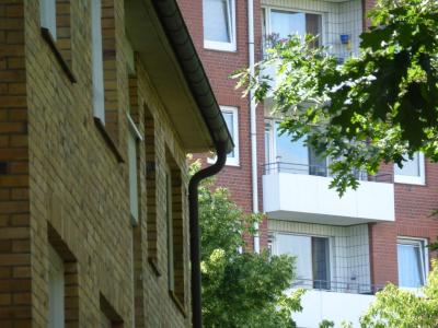 Hausfassaden im Vorder- und Hintergrund. Hausfassaden im Vorder- und Hintergrund.