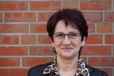 Potraitaufnahme von Bedra Duric vor einer gemauerten Wand Potraitaufnahme von Bedra Duric vor einer gemauerten Wand