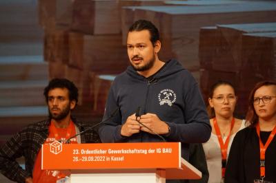 Ein Mitglied der Jungen BAU am Rednerpult, um ihn herum weiteren junge Mitglieder. Ein Mitglied der Jungen BAU am Rednerpult, um ihn herum weiteren junge Mitglieder.