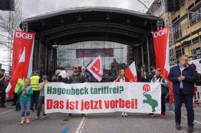 Hagenbeck-Mitarbeiter:innen mit Teilnehmer:innen der Mai-Demonstration in Hamburg 2022 Hagenbeck-Mitarbeiter:innen mit Teilnehmer:innen der Mai-Demonstration in Hamburg 2022
