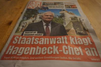 Titelseite der Hamburger Morgenpost vom 7. Februar 2023. Auf dem Titel abgebildet: Der Geschäftsführer des Tierpark Hagenbeck vor dem Eingang des Zoos, darunter der Schriftzug "Staatsanwalt klagt Hagenbeck-Chef an" Titelseite der Hamburger Morgenpost vom 7. Februar 2023. Auf dem Titel abgebildet: Der Geschäftsführer des Tierpark Hagenbeck vor dem Eingang des Zoos, darunter der Schriftzug "Staatsanwalt klagt Hagenbeck-Chef an"