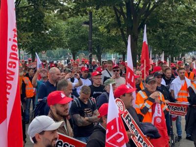 Respekt - Warnstreik-Demo in Hamburg (Foto: IG BAU). Respekt - Warnstreik-Demo in Hamburg (Foto: IG BAU).