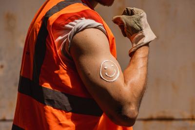 Sonnenschutz ist sexy. Und die „Sonnenmilch-Gebrauchsanweisung“ für alle, die unter freiem Himmel arbeiten, ist einfach: Eincremen, eincremen, eincremen – alle 2 Stunden, rät die IG BAU Hamburg (Foto: IG BAU). Sonnenschutz ist sexy. Und die „Sonnenmilch-Gebrauchsanweisung“ für alle, die unter freiem Himmel arbeiten, ist einfach: Eincremen, eincremen, eincremen – alle 2 Stunden, rät die IG BAU Hamburg (Foto: IG BAU).