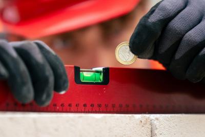 Azubis müssen auf jeden Euro achten. Und damit es beim Geld in der Ausbildung keine Schieflage gibt, unterstützt die Arbeitsagentur Azubis, die weit weg von den Eltern in der eigenen Wohnung wohnen (Foto: IG BAU).