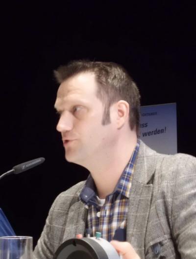 Arne Neubauer am Mikrofon