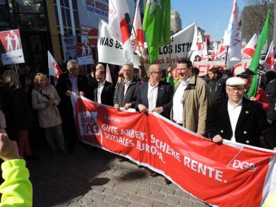 Demospitze am 1. Mai 2013, u.a. mit Bürgermeister Olaf Scholz und Matthias Maurer, dem Vorsitzenden der IG BAU Hamburg