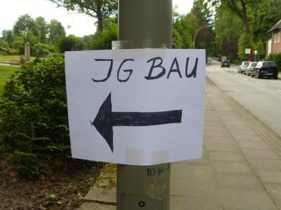 Schild mit Pfeil nach links und Schriftzug &quot;IG BAU&quot;