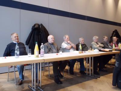 Die Riege der &quot;Ehemaligen&quot; - frühere haupt- und ehrenamtliche Funktionäre auf dem Bezirksverbandstag.