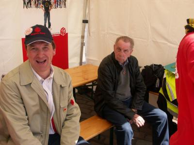 Roland Karp und Klaus Grimm im IG BAU-Zelt auf dem Fischmarkt