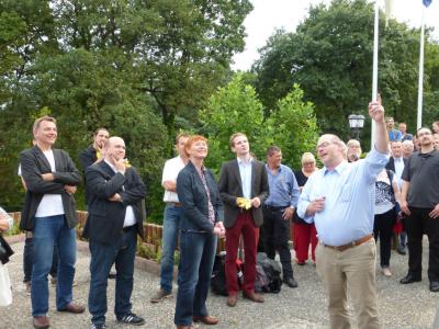 Matthias Maurer instruiert die Politiker