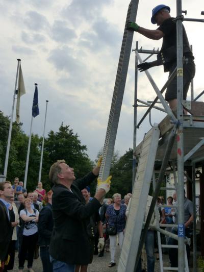 Jan van Aken beim Gerüstbau