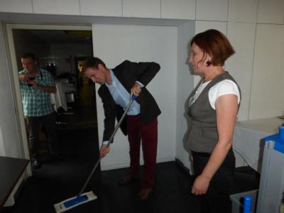 Sebastian Liebram bei Reinigungsarbeiten