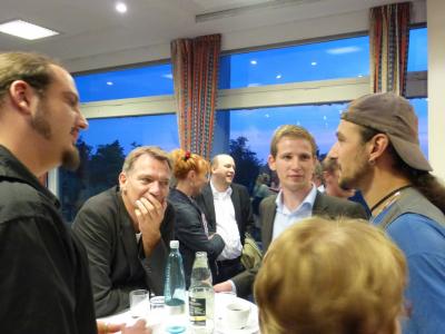 Jan van Aken und Sebastian Liebram im Gespräch mit der jungen BAU Hamburg (alle Fotos: IG BAU)