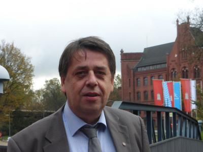 Dietmar Schäfers im Park vor dem Wilhelmsburger Bürgerhaus