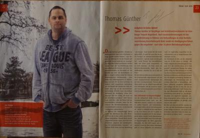 Bericht in der Mitgliederzeitschrift der IG BAU, links ein ganzseitiges Foto des Kollegen Thomas Günther, rechts der Text des Artikels. Bericht in der Mitgliederzeitschrift der IG BAU, links ein ganzseitiges Foto des Kollegen Thomas Günther, rechts der Text des Artikels.