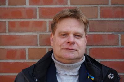 Portraitaufnahme von Michael Scherber vor einer gemauerten Wand Portraitaufnahme von Michael Scherber vor einer gemauerten Wand