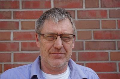 Portraitaufnahme von Achim Bartels for einer gemauerten Wand. Portraitaufnahme von Achim Bartels for einer gemauerten Wand.