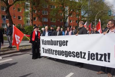 IG BAU-Gewerkschafter mit Transparent "Hamburger Tariftreuegesetzt jetzt" neben Bürgermeister Peter Tschentscher IG BAU-Gewerkschafter mit Transparent "Hamburger Tariftreuegesetzt jetzt" neben Bürgermeister Peter Tschentscher