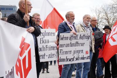 IG BAU-Aktive mit Bannern und Plakaten IG BAU-Aktive mit Bannern und Plakaten