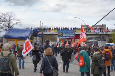 Demonstrationszug mit zahlreichen Transparenten. Demonstrationszug mit zahlreichen Transparenten.