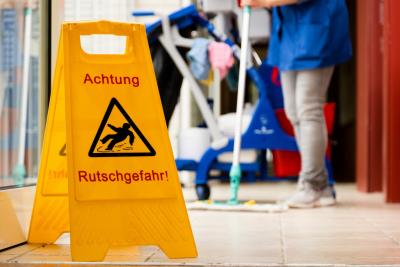Damit sie beim Lohn nicht ins Rutschen kommen: Für die Reinigungskräfte in Hamburg fordert die Gewerkschaft IG BAU deutlich mehr Geld (Foto: Tobias Seifert/IG BAU). Damit sie beim Lohn nicht ins Rutschen kommen: Für die Reinigungskräfte in Hamburg fordert die Gewerkschaft IG BAU deutlich mehr Geld (Foto: Tobias Seifert/IG BAU).