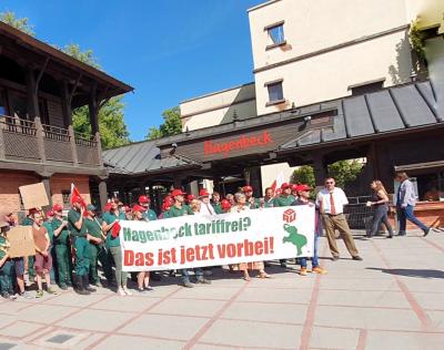Beschäftigte des Tierparks mit Transparent vor dem Haupteingang. Beschäftigte des Tierparks mit Transparent vor dem Haupteingang.
